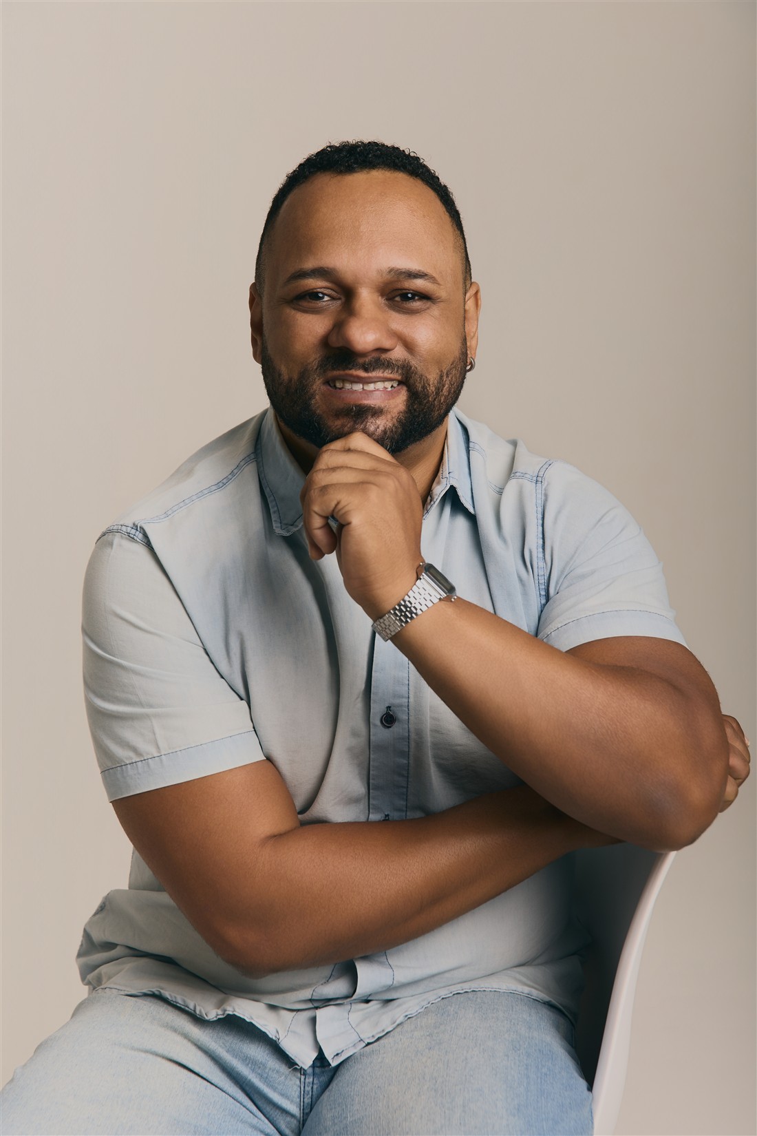 Bruno Oliveira sentado, sorrindo